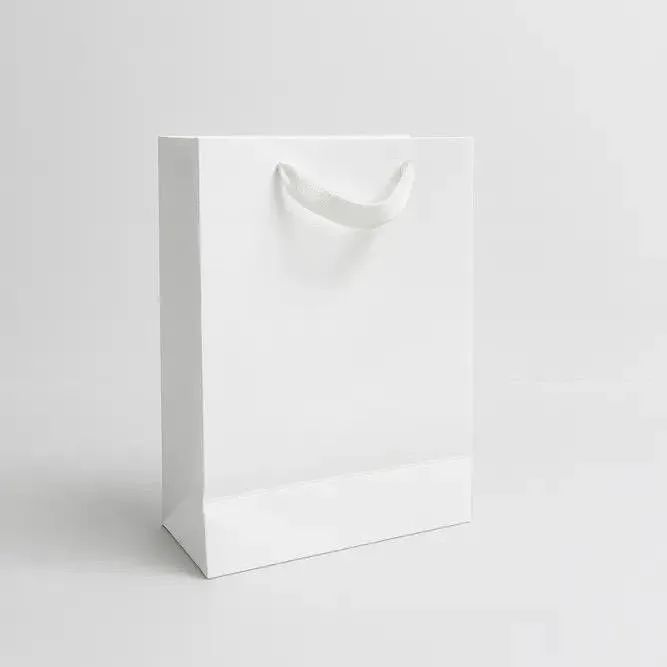 שקית קרטון לבנה +ידית ריבס 24X28+10