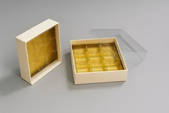 קופסת פרלינים מחולקת ל-9 עם מכסה שקוף- שמנת