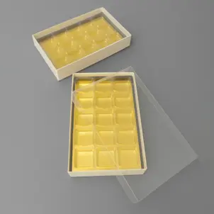 קופסת פרלינים מחולקת ל-15 עם מכסה שקוף - שמנת