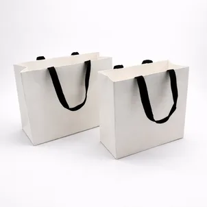 שקית קרטון לבן + ידית ריבס שחורה 30X23+12